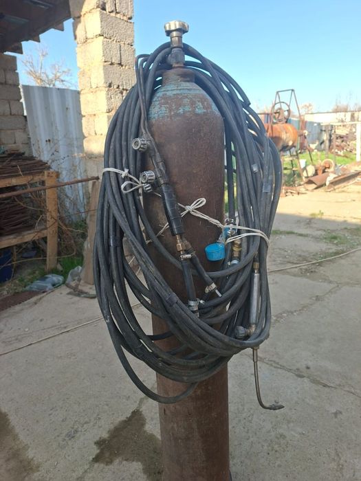 Резак и кислородный баллон в комплекте