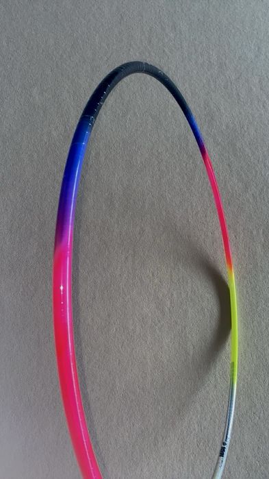 Ръчно рисуване на обръч за художествена гимнастика