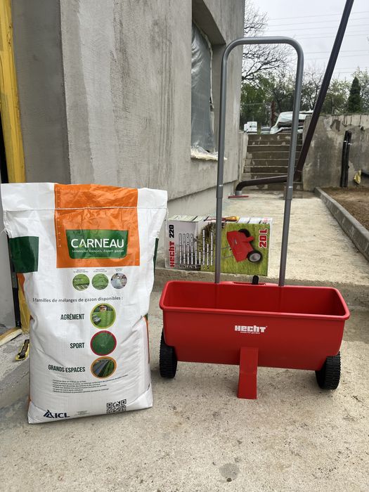 Сеялка за райграс HECHT 220,20л.48см.Нова с кутия!