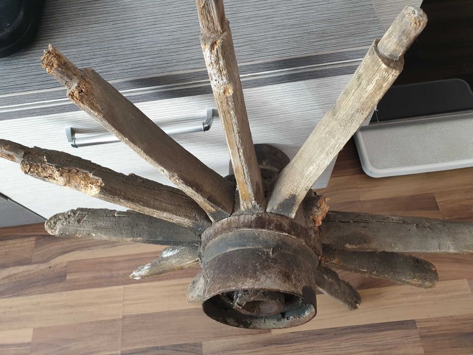 Естествено остаряло колело от волска каруца