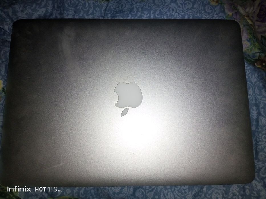 MacBook Air 13. 2017 yil. 210$