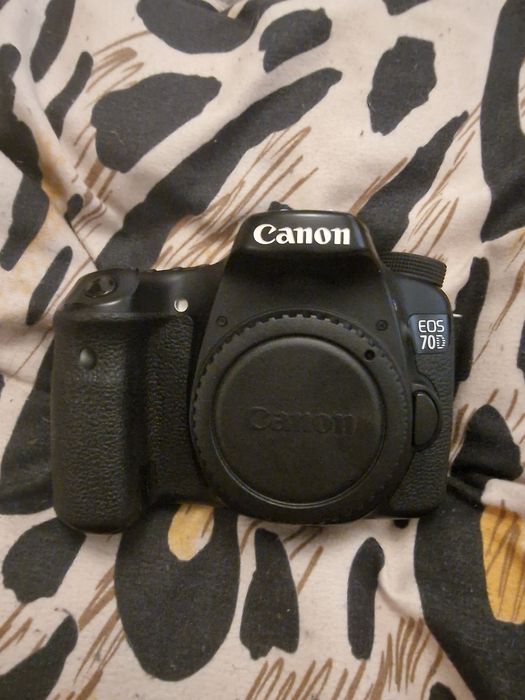 Canon eos 70D impecabil ca nou cu putine cadre