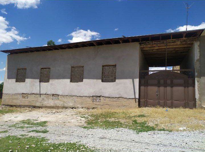 hovli uchastka leles kokterak. uchastka sotiladi 75000$ 6 sotix 20x30