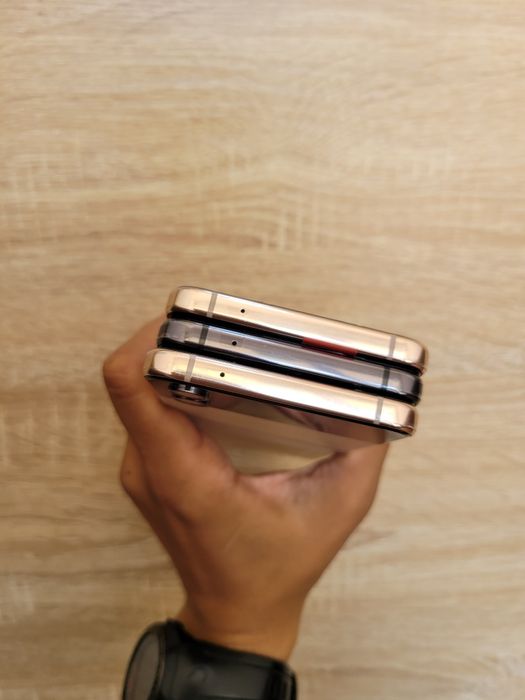 Samsung Galaxy Z Flip 4 (5G). Joyi 8/256 GB. Holati Yengide.