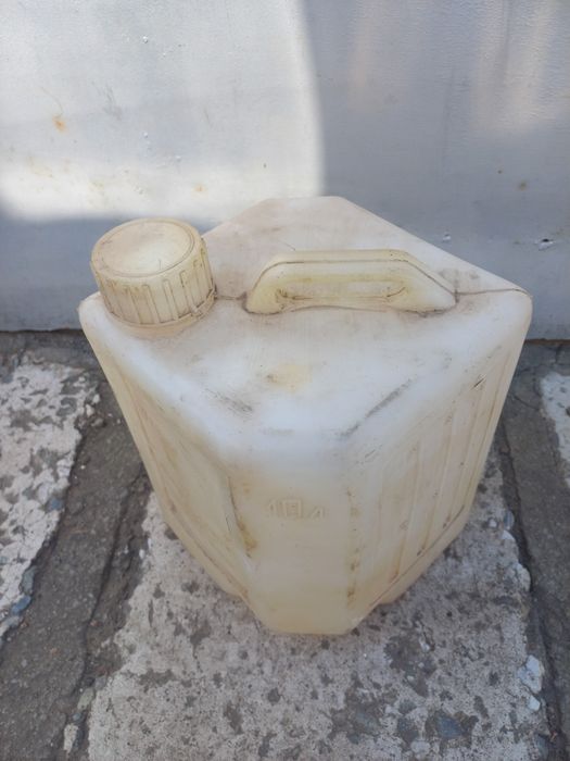 Продам канистру 10л