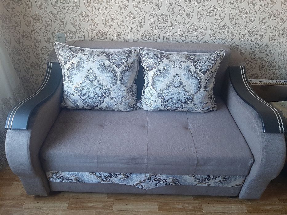 Диван прямой с подушкой