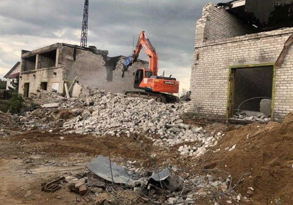 Демонтаж и снос домов с вывозом мусора Старые и аварийные дома