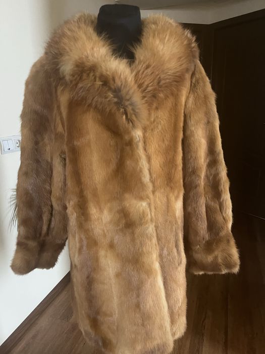 Haina superba de blana naturala de nurca cu guler de vulpe