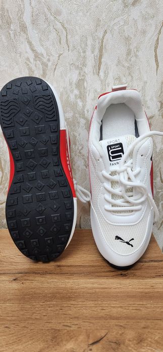 Продам Новые кроссовки