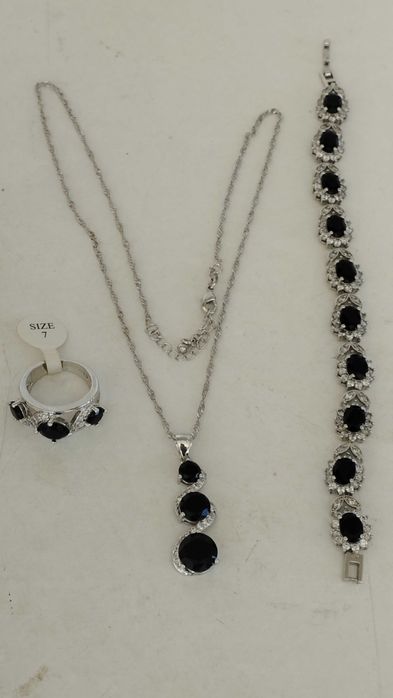 Посребрени колиета,с родиево покритие медальони с естествени камъни .