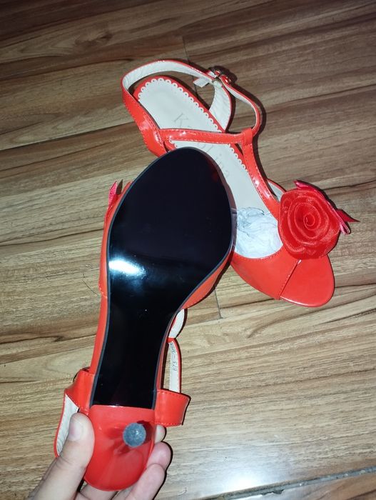 Элегантные босоножки 40 размера