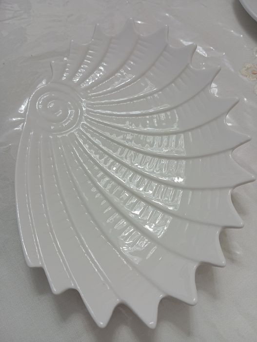 Набор посуды для сервировки стола