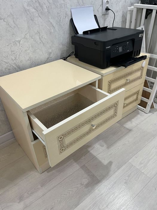 Продам две прикроватные тумбочки