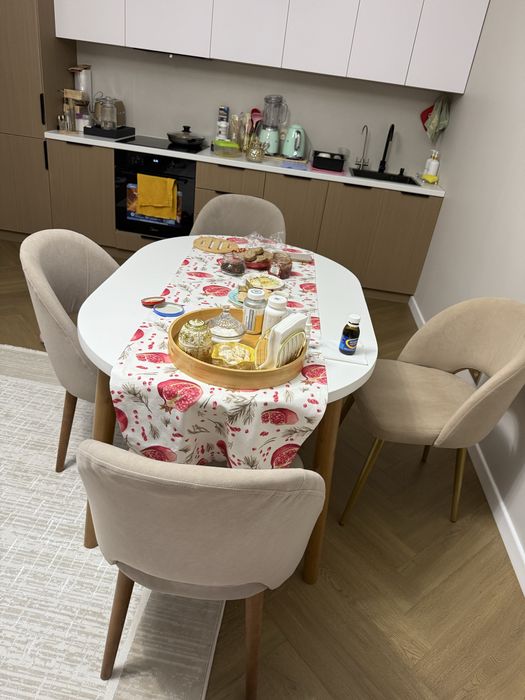 Стол и стулья для гостиной