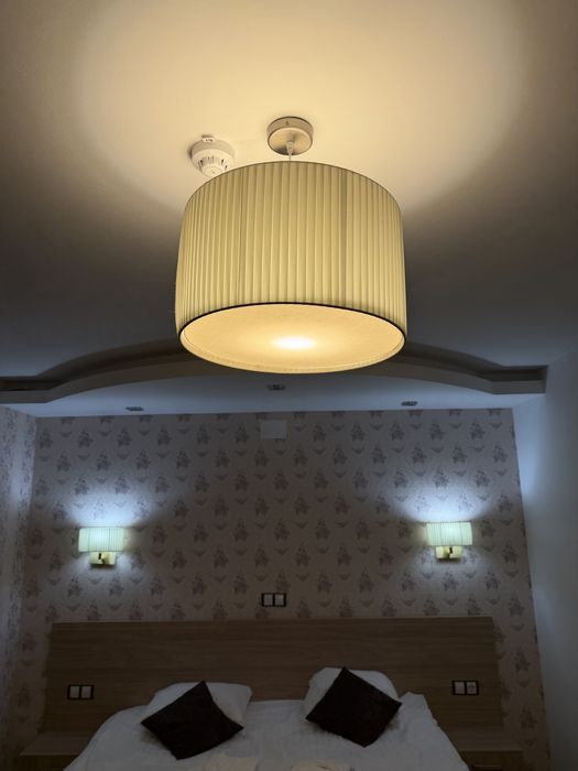 Vand set aplica tavan+ 2 aplice atasate deasupra noptierei