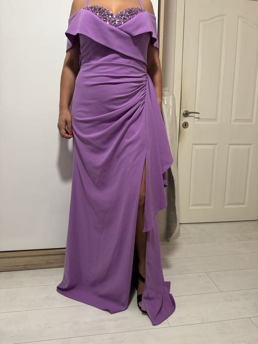 Официална рокля.