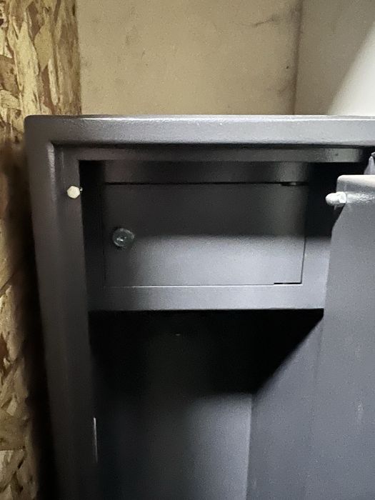 Продам сейф металлический