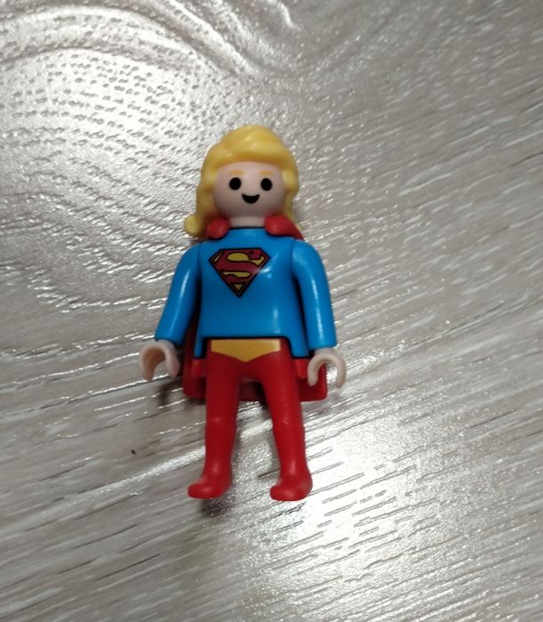 Редкая фигурка Киндер: Super girl и Batman.