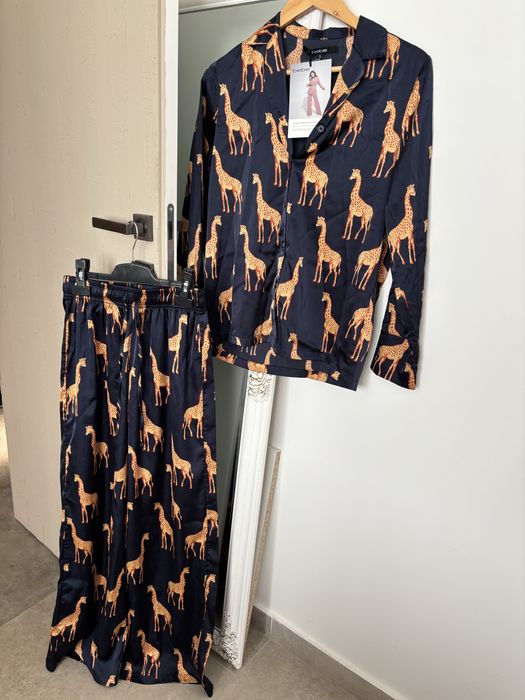 Pijama satin cu girafe