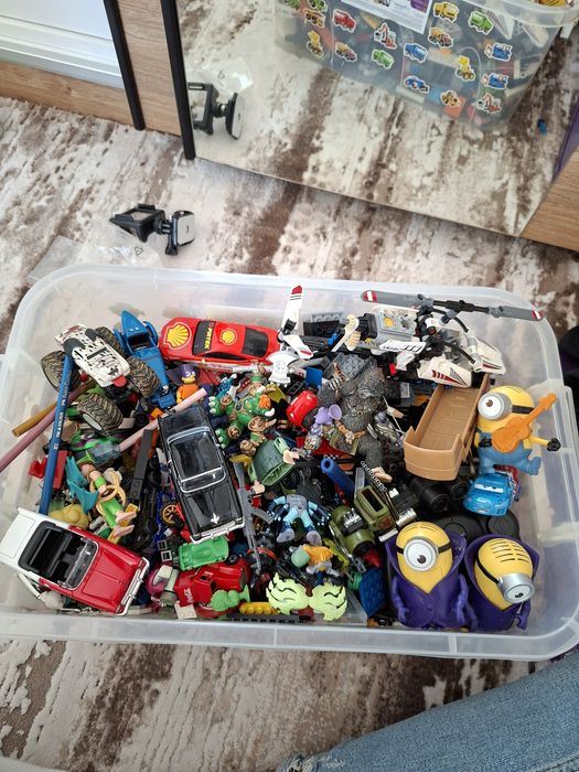 Кутия с детски играчки