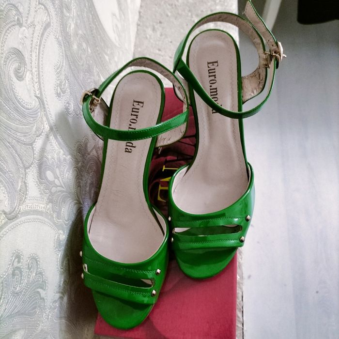 Продам босаножки