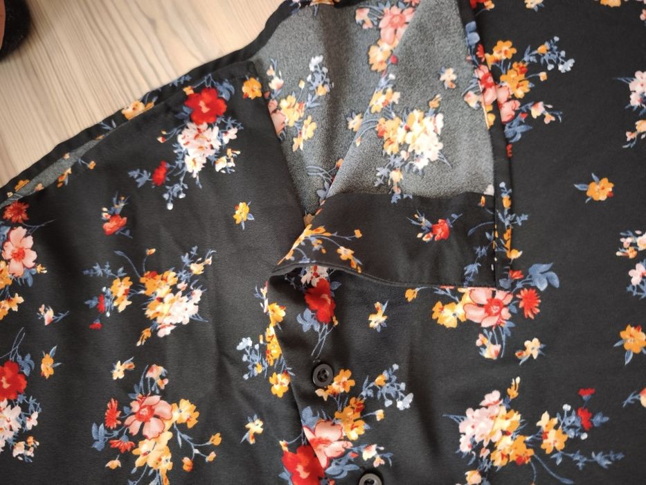 Рокли размер М по 6 евро за брой