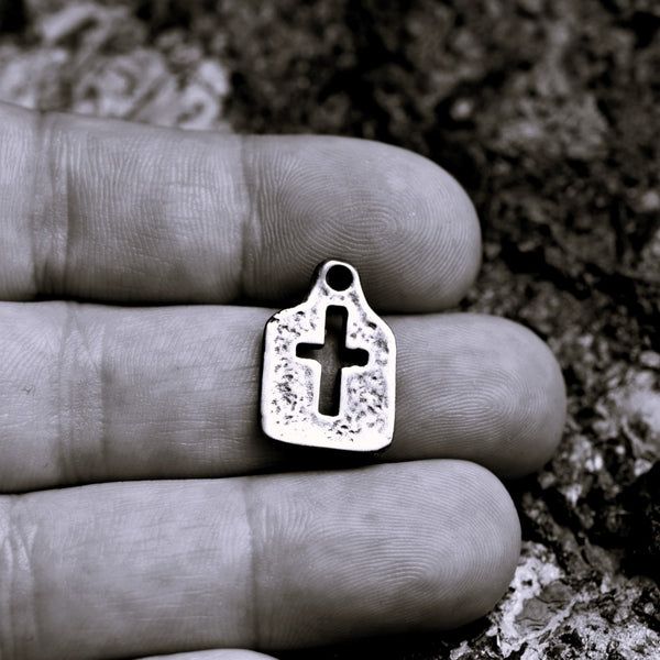 Сребърен медальон 925 с кръст – мъжко бижу с оксидирано покритие