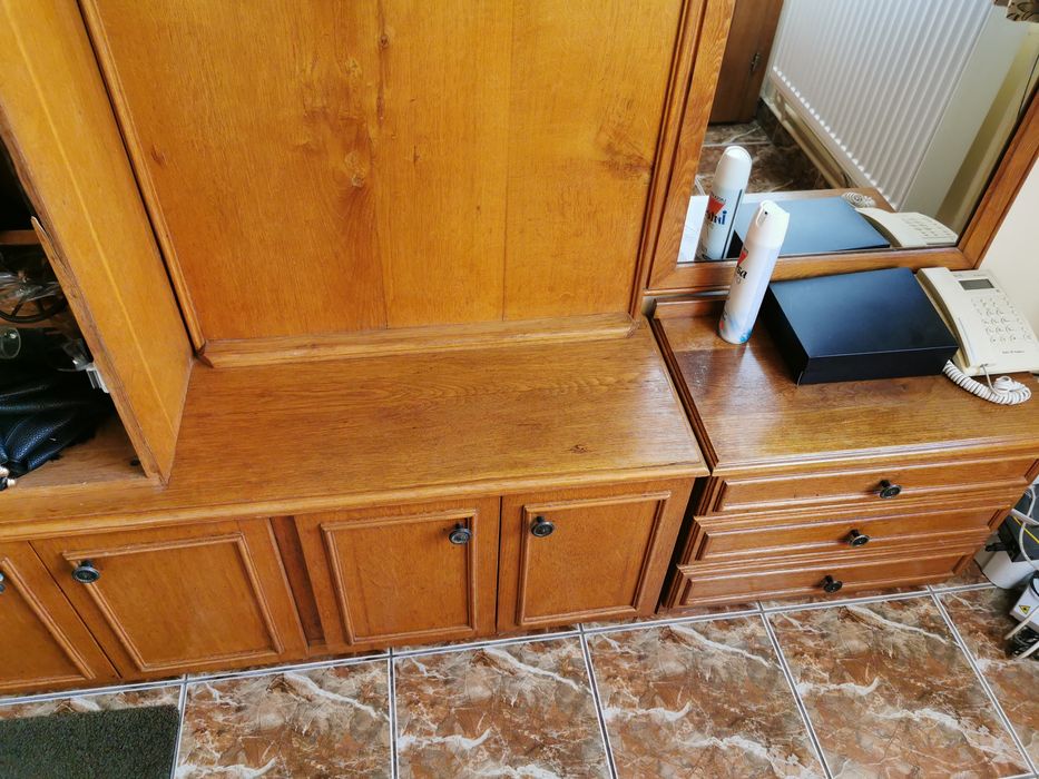 Vând cuier pt hol din stejar masiv,pat, masa,scaune,vintage