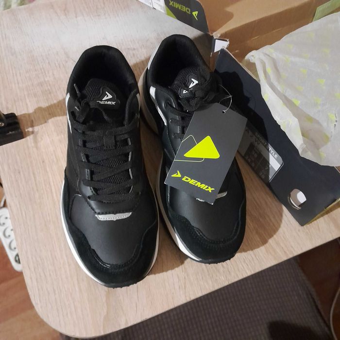 Продам новые Кроссовки Demix