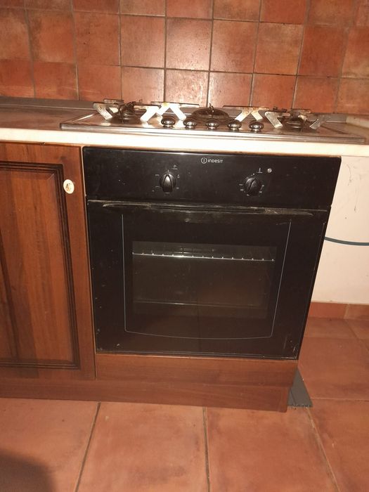 bucătărie din lemn închis la culoare