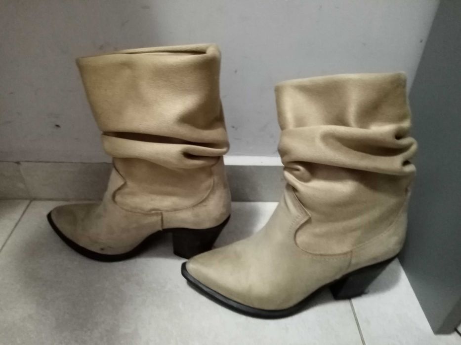 Бежови велурени боти