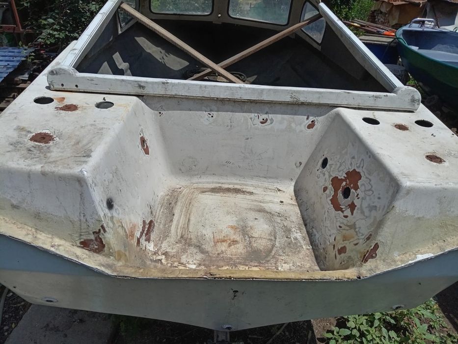 Barcă cabinată + trailer – ideală pentru proiect