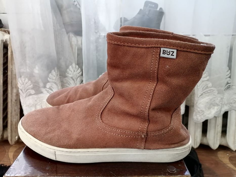 Продам замшевую обувь.