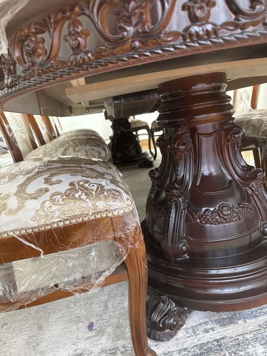 Стол и 10 стульев