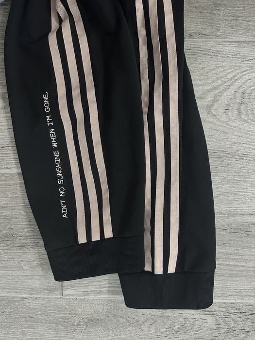 Pantaloni sport adidas cu broderie