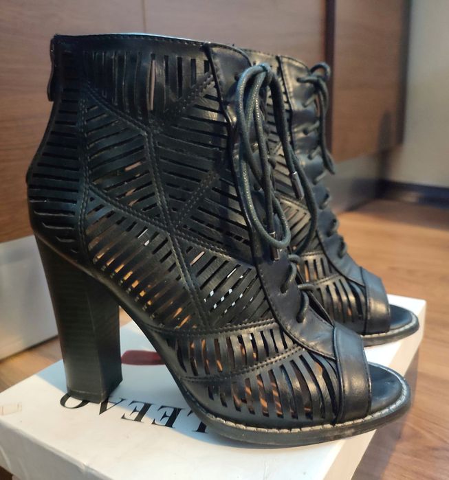 Кожени обувки с дебел ток