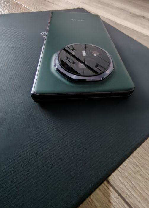 Продавам Honor Magic V3