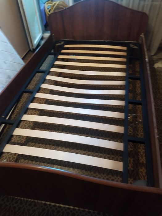 Продам кровать , цвет орех