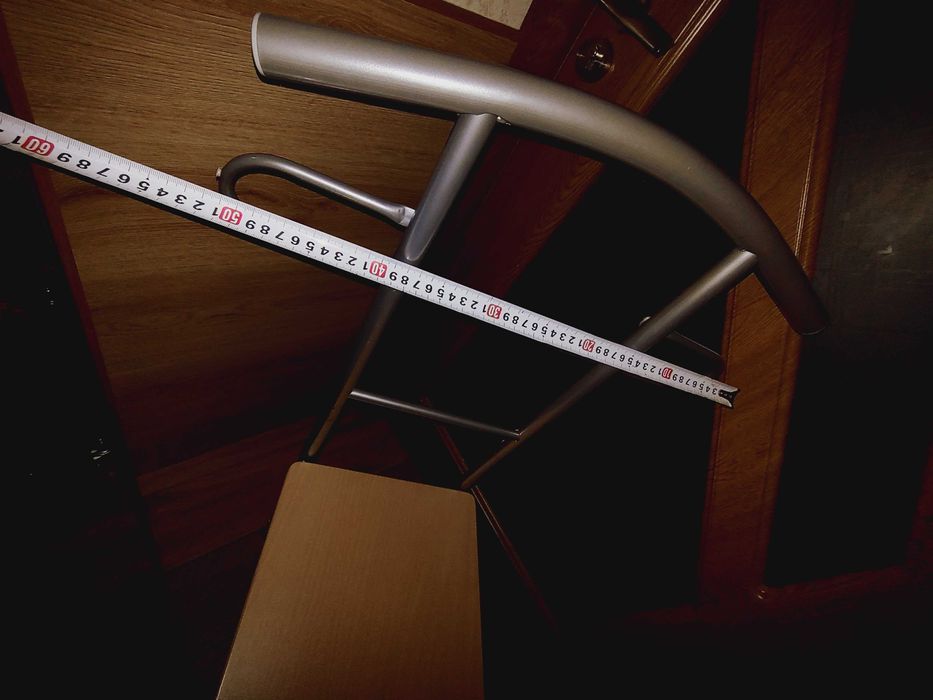 Стол тип закачалка за дрехи