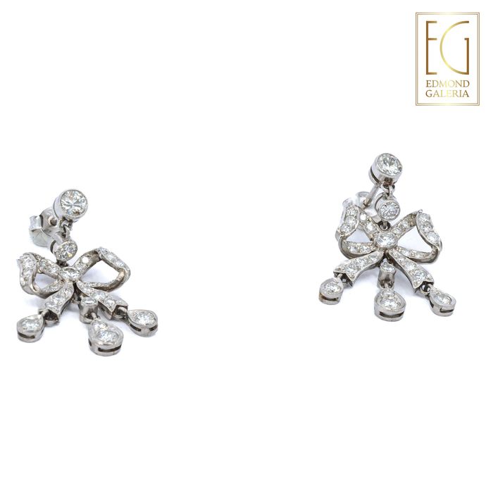 Pereche de cercei din platină, decorată cu diamante