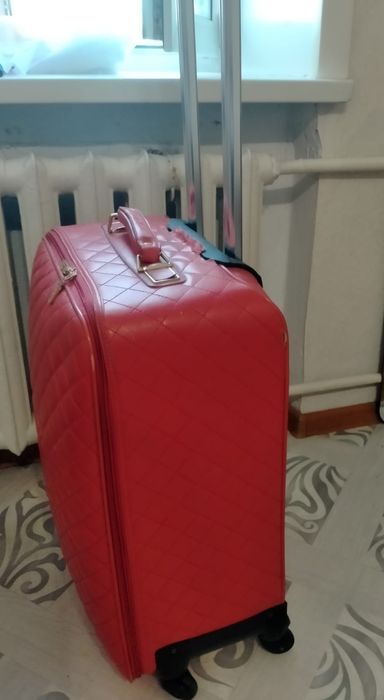 Продам чемодан кожаный красный