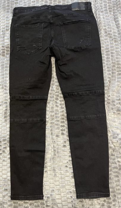 Vand blugi noi Bershka