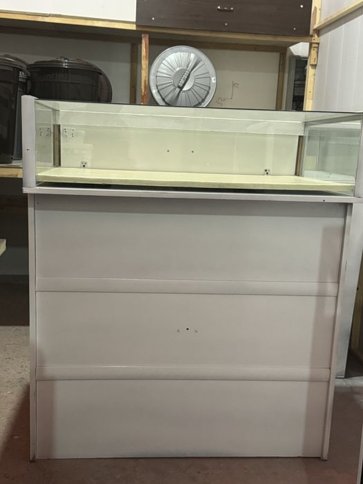 Vitrina Sotiladi srochna 4 dona bor