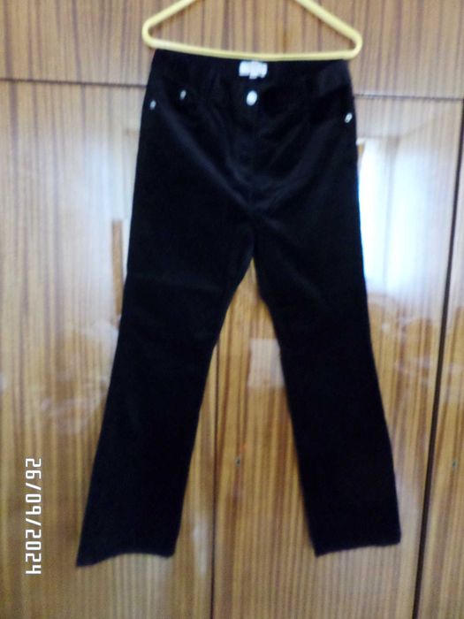 Нови черни джинси от фин рипсен плат