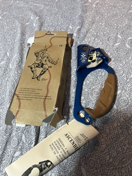 Antron ascender with grip