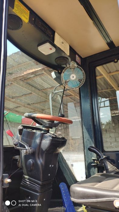 Погрузчик и экскаватор