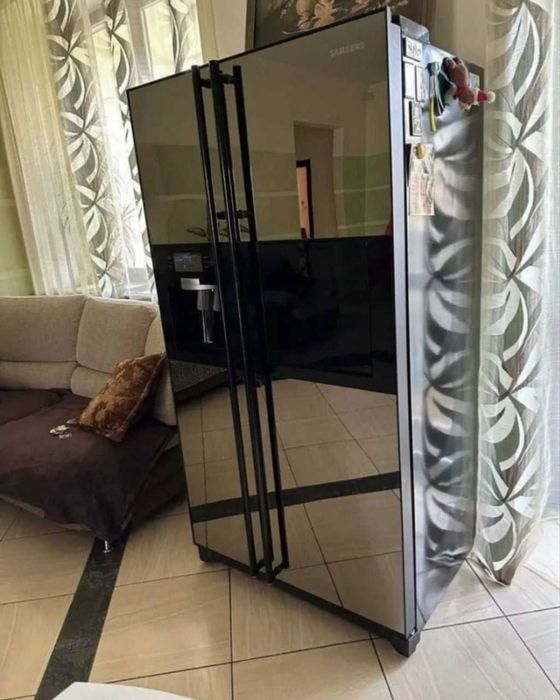 Продам холодильник зеркальный.