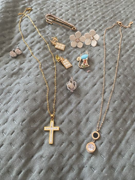 Лот бижута и брошки