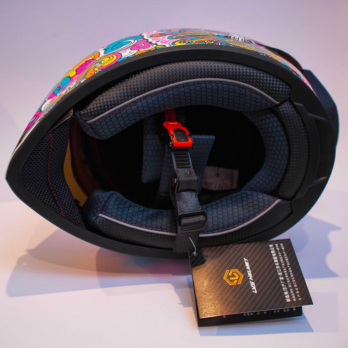 Каска за мотор пистов , скутер , ел. тротинетка др. ( Размер S 55-56 )