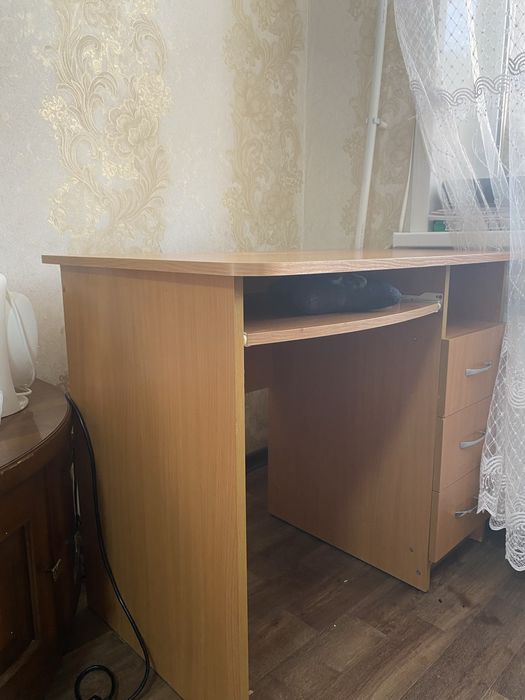 Пролам компьютерный стол.